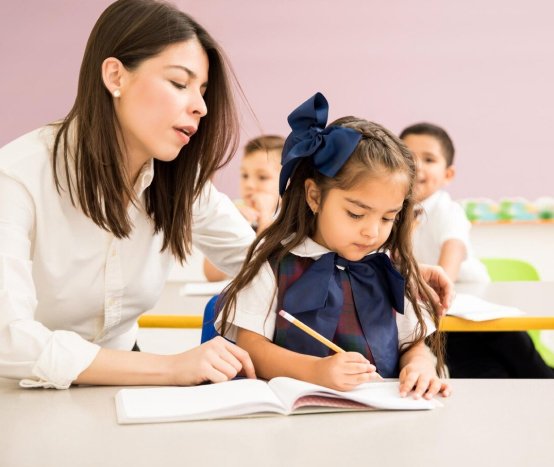 Renkli Dünyam Anaokulu sınıfında mutlu çocuklar