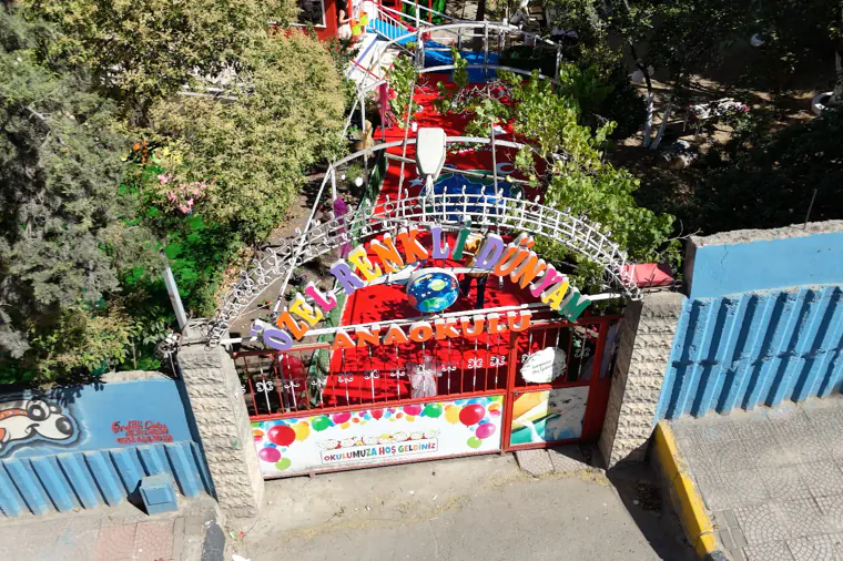 Balonlar ve renkli süslemelerle donatılmış anaokulu girişimiz