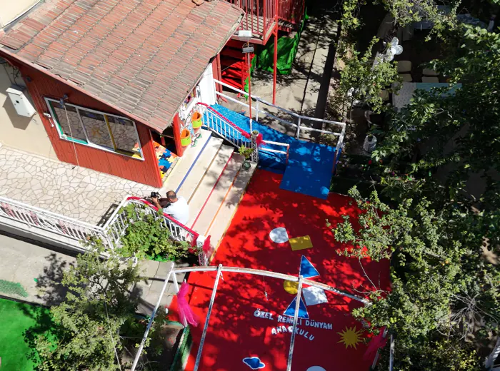 Bahçe merdivenlerimiz ve üst oyun terasına çıkış