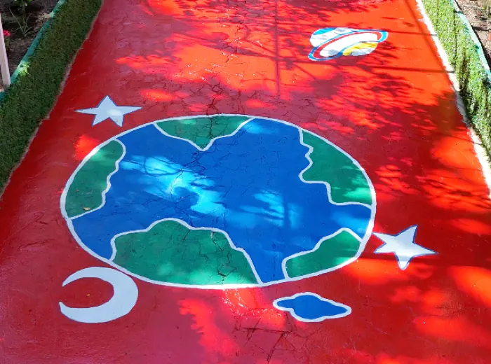 Bahçe yolumuza çizilmiş dünya, ay ve yıldız figürleri