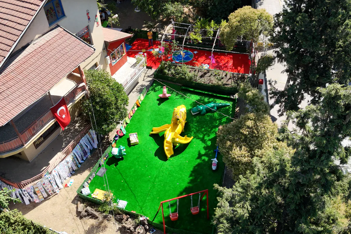 Özel Renkli Dünyam Anaokulu binası ve bahçesi — Darıca/Kocaeli