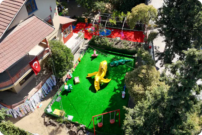 Okulumuzun geniş çim bahçesi ve açık hava spor oyun alanı