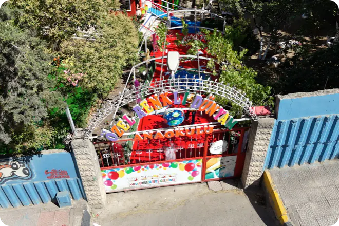 Balonlar ve renkli süslemelerle donatılmış anaokulu girişimiz